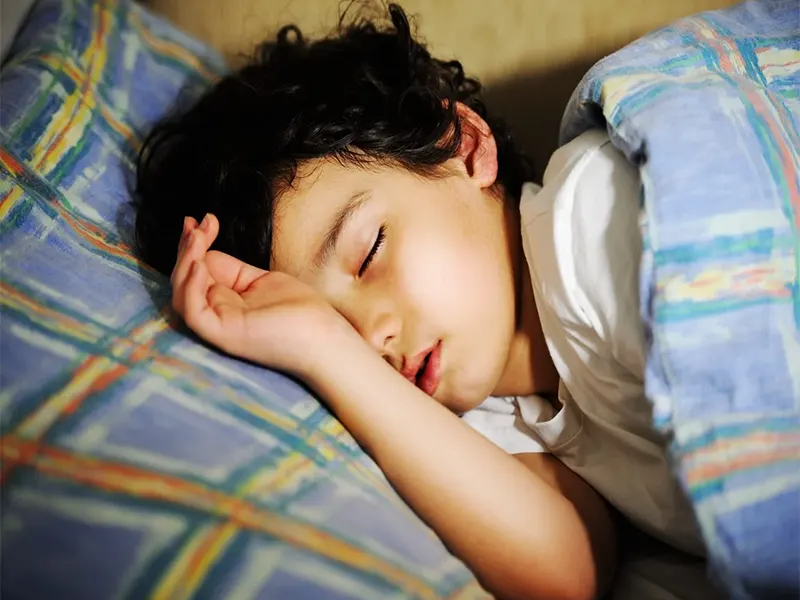 اختلال خواب در کودکان؛ علائم، خطرات، انواع و روش‌های درمان